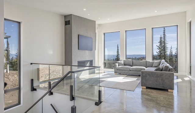 Modern home with king bed, double garage, media room and amazing views in Silver Star Mountain