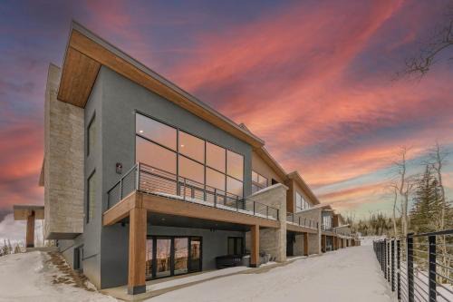 Modern Ski-In/Out Home in Brian Head w/Deck in Brian Head