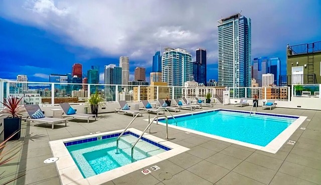 Modern, Spacious 1 Bedroom Loft in DTLA - FREE Parking in Los Angeles