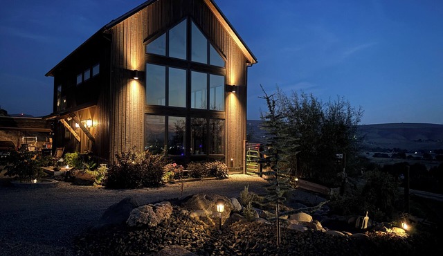 Mountain View Barndominium Farmhouse on 1.5 acres! in Yakima
