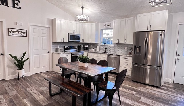 Mountain View Modern Cottage in the Smokies W/Hot Tub, Newly Renovated. in Sevierville