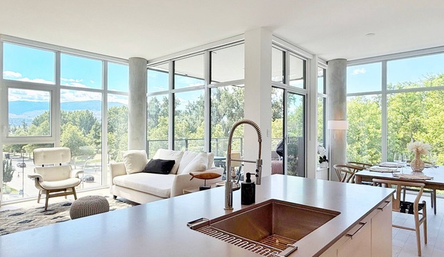 New Luxury Beachfront Escape with Pool and Hottub in Kelowna