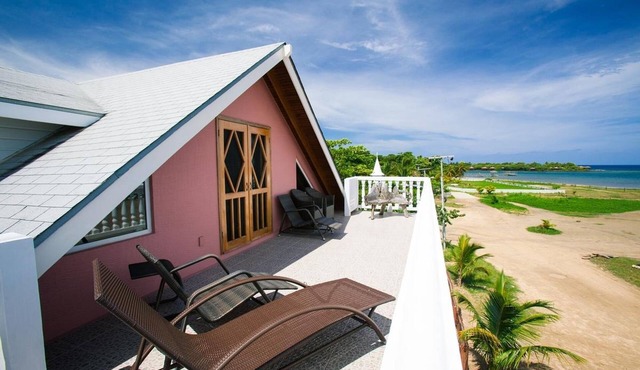 Ocean front, 100 steps from the beach, awesome view! 5 Bed/4 Bath+King Bed Loft in Sandy Bay