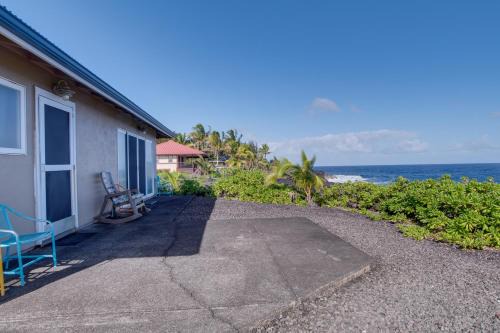 Oceanfront Keaau Gem: Ocean & Sunrise Views, Pool in Keaau