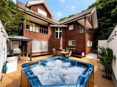 OceanWood Villa ファミリーやグループに最適 吉佐美大浜徒歩12分 広々220平米貸切ヴィラ 温水ジャグジー付 ペット可
