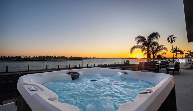 Pacific Beach Bayfront w/Captivating Views 5BR/5BA POOL HotTub Fire Table BBQ AC in San Diego