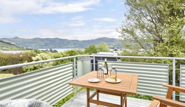 Peaceful Akaroa Retreat - pet friendly in Christchurch