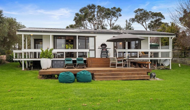 Peaceful Picnic Bay - Surfdale Holiday Home in Surfdale