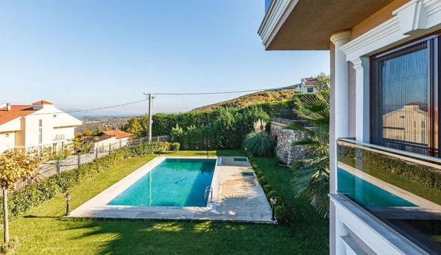 Peaceful Villa with a Garden in Kartepe in Sapanca