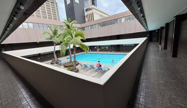 PenthouseCloseTo HPU&CruiseHugeTerrace withParkingOne and half Bath up 16person in Honolulu