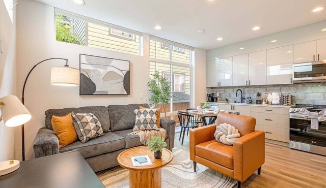 Perch - Trendy hideaway near Seattle's heart. Take in the Mt Rainier views! in Seattle