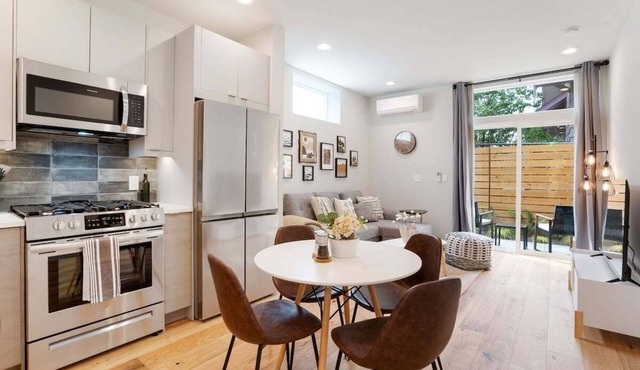 Perch - Wallingford Place: Modern & Cozy Townhome w/Parking & A/C in Seattle