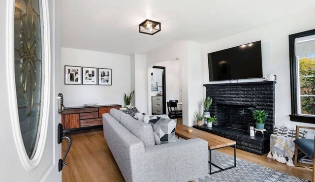 Picture Perfect Bungalow in the ❤ of DT Vancouver! in Vancouver