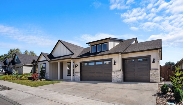 Pristine & NEW exec home. Playground. King bed. 3 car garage. in Brush Prairie