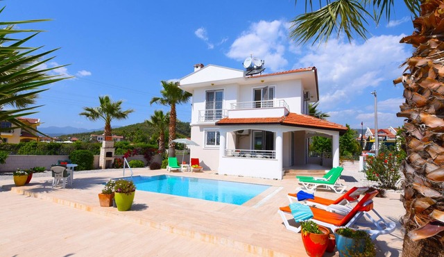 Private 3-Bed Villa with Large Garden & Pool, Peaceful, Walk to Beach (Sleeps 6) in Fethiye