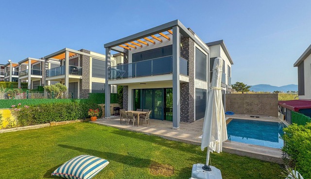 Private pool and garage in Kuşadası