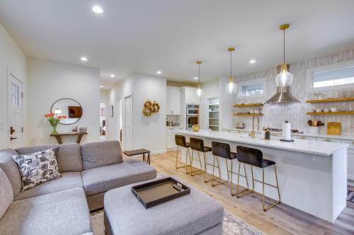 Private Yard & Fire Pit! Modern Kirkland Abode in Kirkland