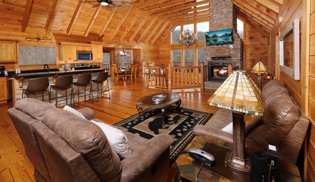Queen of Dreams | Hot Tub, Jetted Tub, Pool Table and Arcade Games in Gatlinburg