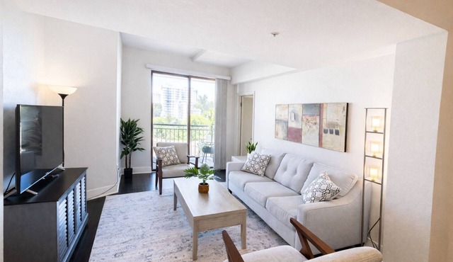 Quiet PentHouse 3BR/2BA 30+ Night Wilshire Corridor Near UCLA, Westwood in Los Angeles