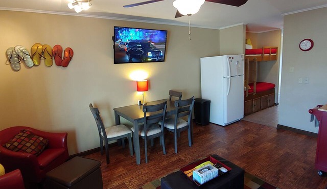 Riverfront Flotation Fun near the Tube Chute 1 Br Condo 3 min from Schlitterbahn in New Braunfels