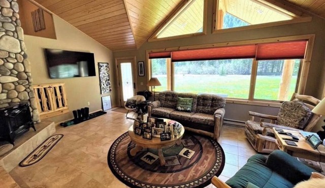 Riverfront home with amazing views, fireplace & washer/dryer in South Fork