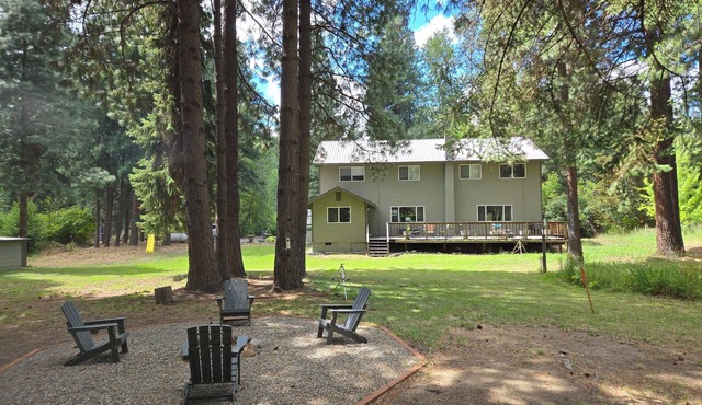 Riverfront house in the mountains with room for the whole family. in Naches