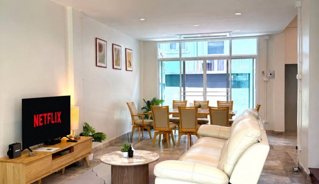 Roomy Entire 5-bedroom Home Sleeps 10 Pool 2 min BTS Rooftop Free Pickup Garden in Bangkok