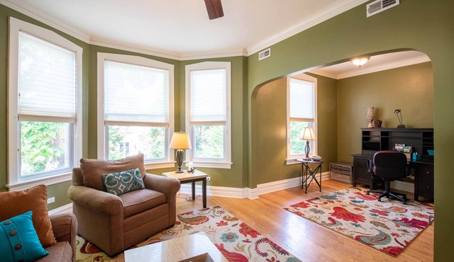 Roscoe Village- Only steps to cute shops & dining! Sleeps 4-6 in Chicago