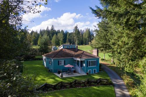 Rustic Chic Cottage near Mill Creek, Snohomish, Woodinville in Bothell
