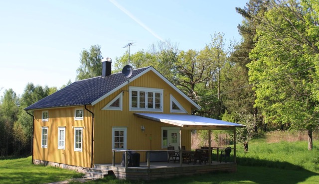 Scenic lake location with fishing, boat available for rent. in Lilla Edet Ö