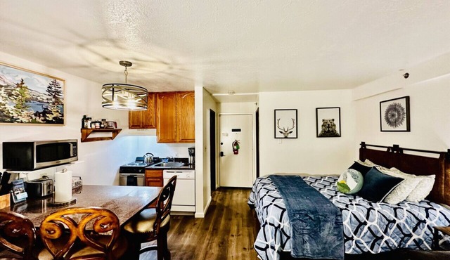 Sierra Pines Condo - Inside Yosemite - Sleeps 4 in Yosemite West