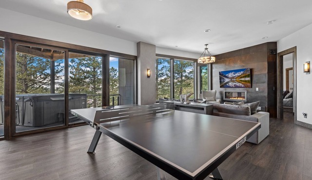 Skyes Peak - Luxury Mountain Retreat with Breathtaking Views and Hot Tub in Estes Park