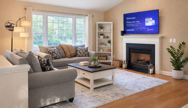 Sleep up to 12, quick access to Kittery and Portsmouth, Beaches, Boat Launch in Eliot
