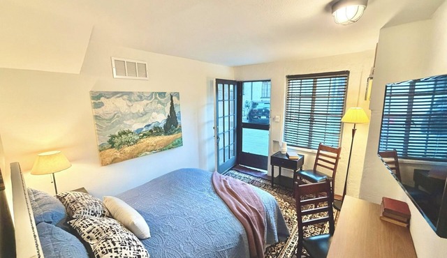 Small studio apartment, Beachwood Canyon. Summer rental only. in Los Angeles