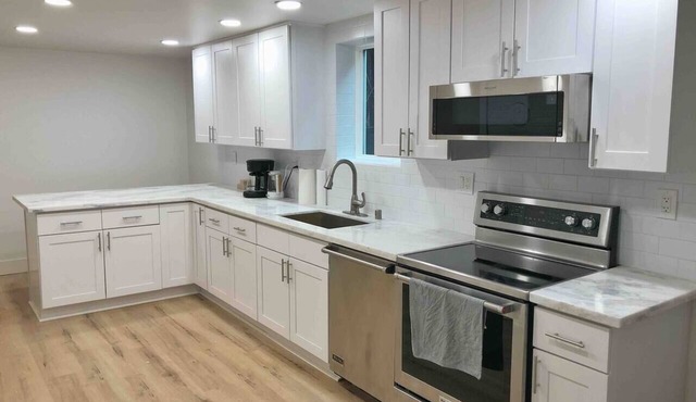 Songbird Suite - Cozy, Spacious Maple Leaf Suite in Seattle