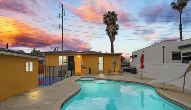 Spacious 3-bedroom Ladera Sunshine House with Pool in Los Angeles