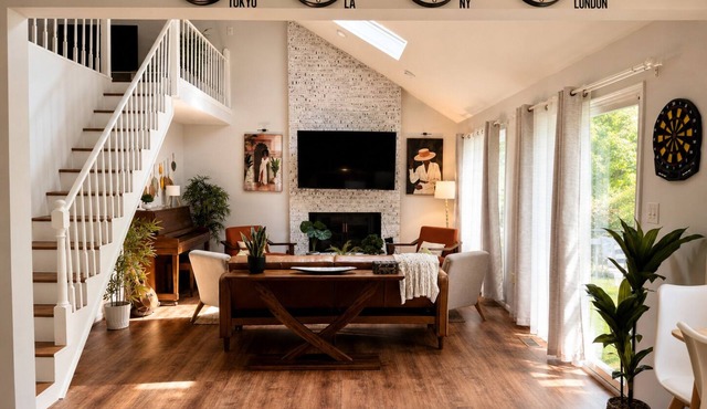 Spacious 6BR Retreat Sleeps 12+ Near DC in Silver Spring