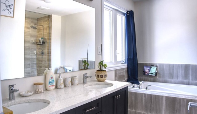 Spacious and Cozy Room with Private Bathroom in a house with WiFi, AC in Ottawa. in Ottawa
