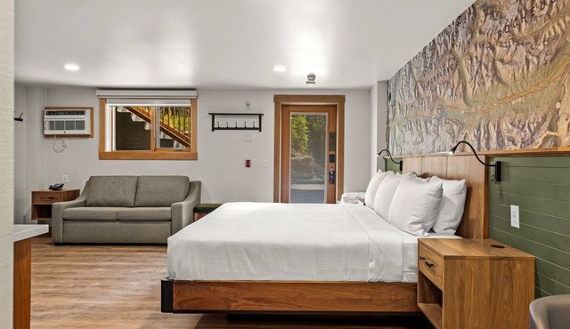 Spacious King Condo | Fireplace + Balcony in Banff