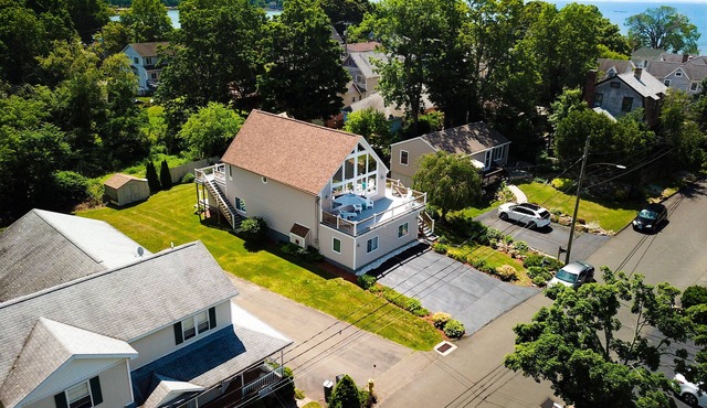 Spacious Modern Beach House, perfect for families in Branford