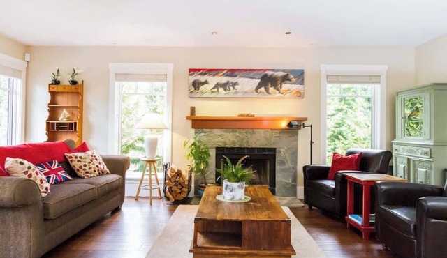 Spacious Town Home, Private Hot Tub, Garage in Whistler