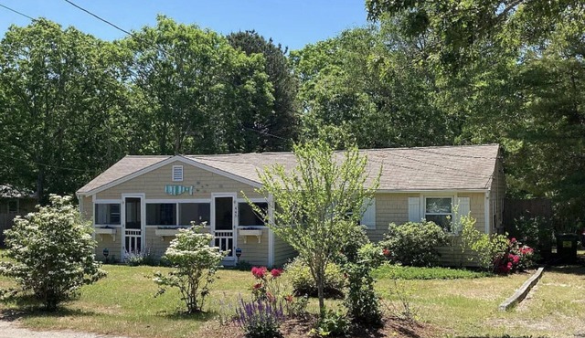 Spacious Updated Home, 8 minute walk to beach, under new ownership as of 2022 in Eastham