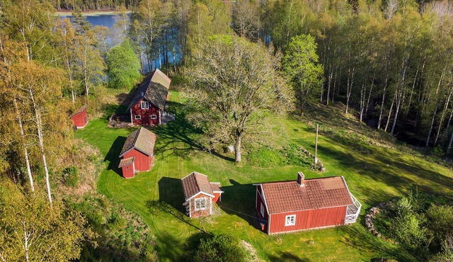 Spend a relaxing vacation in this comfortable vacation home in a dream location on the lake. in Finnerödja