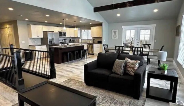 Stellar Sandy Getaway - New Remodel - Big Groups! in Sandy