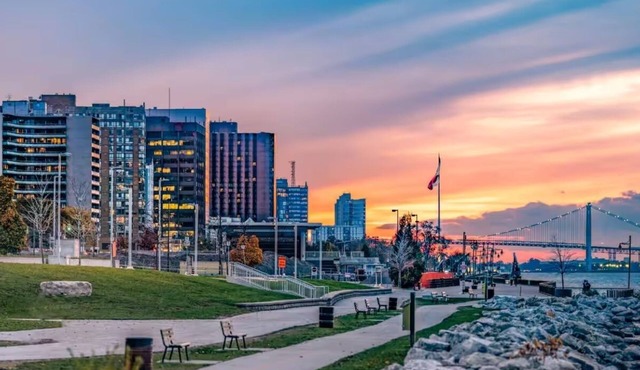 🎰🚶‍♂️ Steps to Caesars 🌊 Riverfront 🍽️ Dining 💦 Hot Tub Add-On 🛏️ Sleeps 9 in Windsor