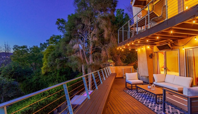 Stunning Skydeck Suite: 2-bedroom, ampitheater, hot tub, fully enclosed yard in Los Angeles