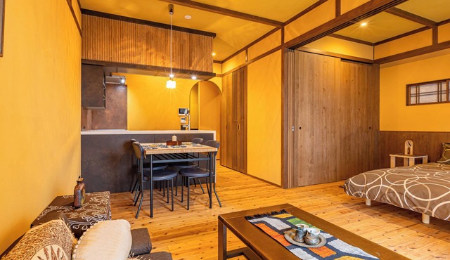 Stylish Apartment with Balcony, Walk to Dotonbori, Shinsaibashi, & Kuromon Mkt