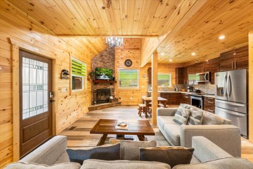 Teddy Bear Picnic Contemporary 2BR Cabin in Gatlinburg