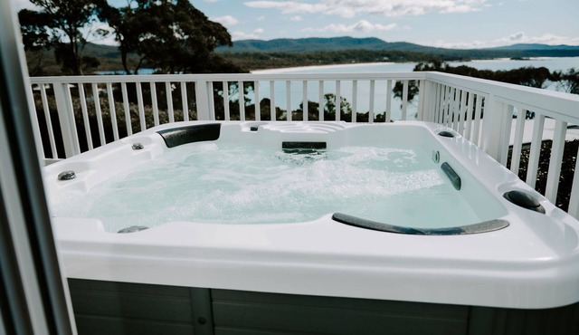 THE BILLOWS - BINALONG BAY. Hamptons style escape overlooking the Bay of Fires. in Binalong Bay