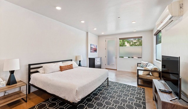 The Blue Moon - Ground Floor Suite w/Red Rock Views in Ivins
